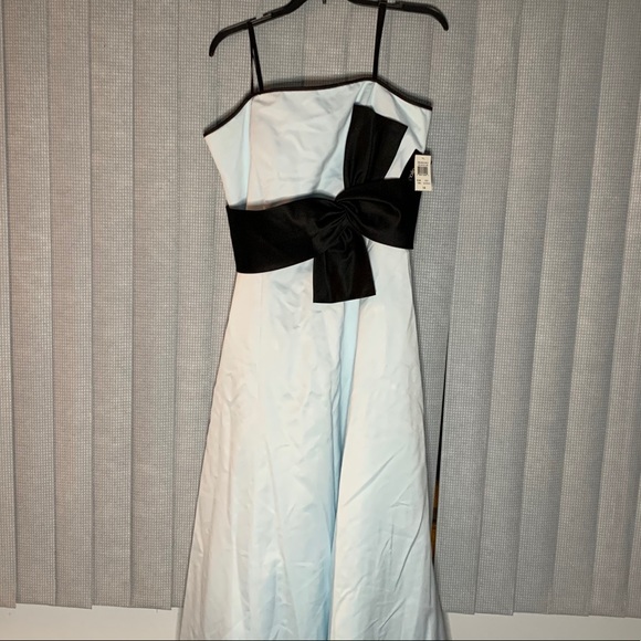 Nicole Miller Strapless Sash and Bow Gown - Picture 9 of 10